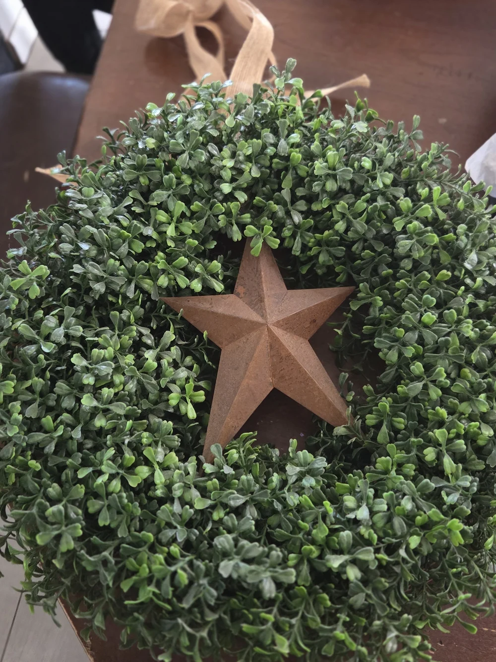 Rust Star Boxwood Wreath - Green